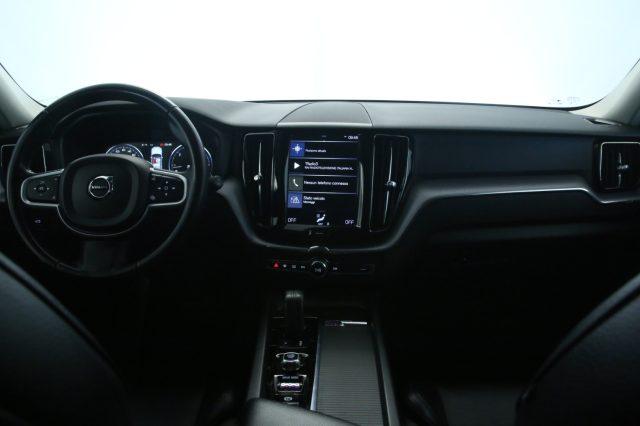 VOLVO XC60 B4 (d) AWD Geartronic Momentum Int. Pelle