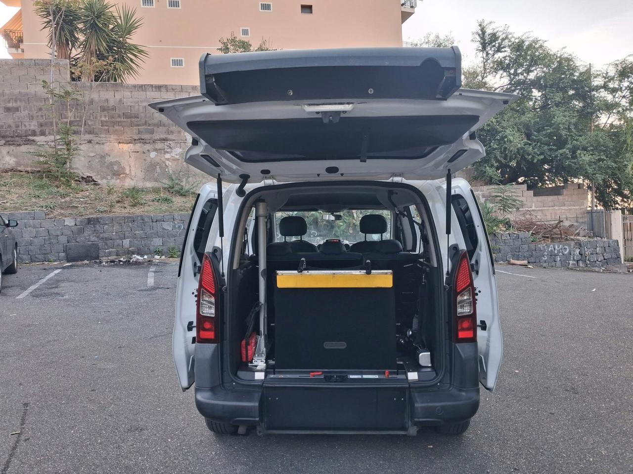 Citroen Berlingo pianale ribassato rampa trasporto disabili
