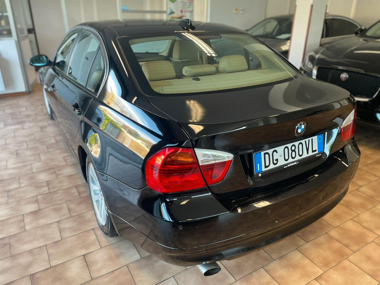 BMW 320 i *NAVI* PELLE*