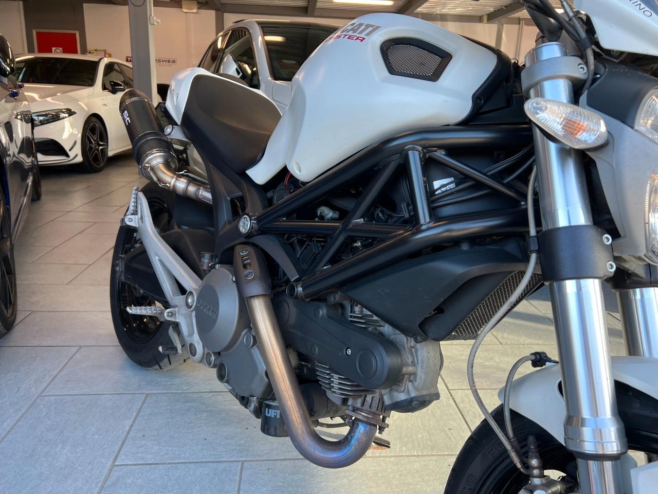 DUCATI MONSTER 696