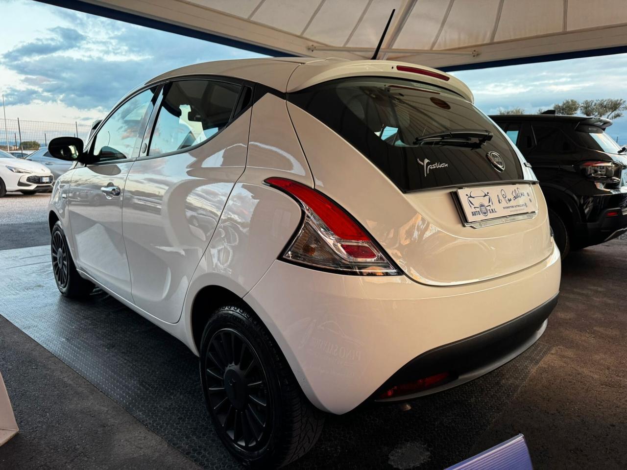Lancia Ypsilon 1.0 FireFly 5 porte S&S Hybrid Ecochic Gold