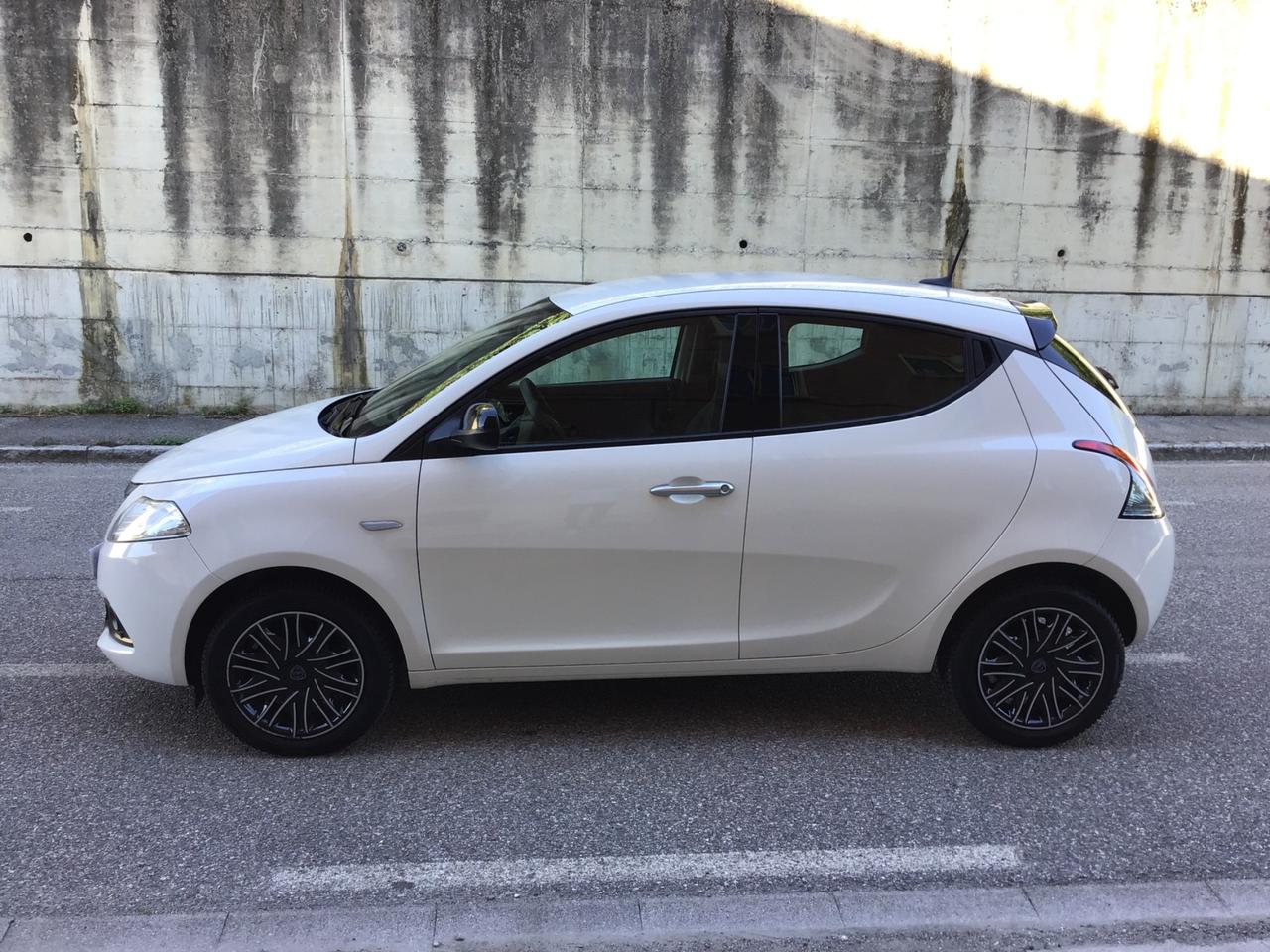 Lancia Ypsilon 1.0 FireFly 5 porte S&S Hybrid Silver