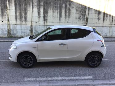 Lancia Ypsilon 1.0 FireFly 5 porte S&S Hybrid Silver