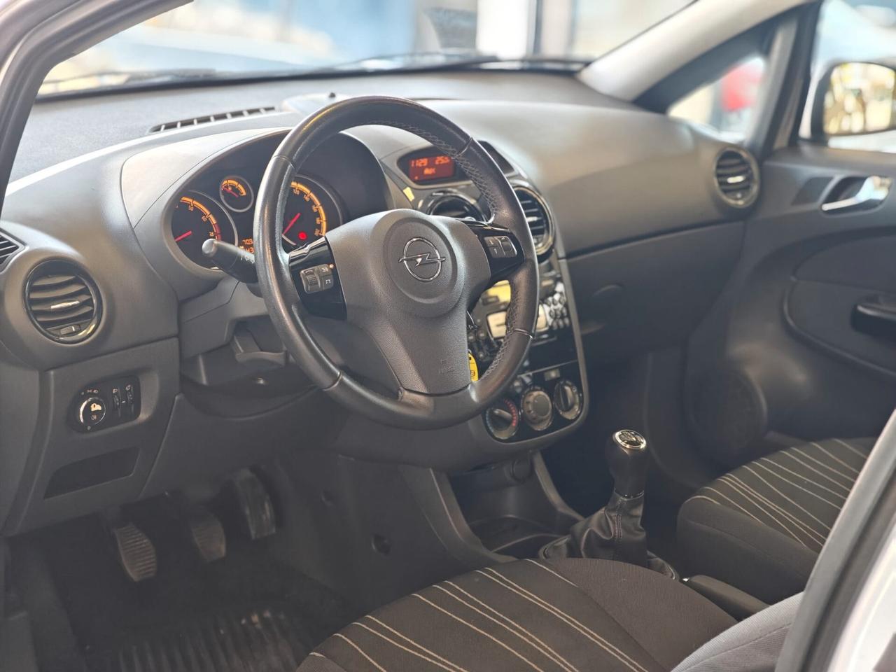Opel Corsa 1.2 3 porte b-color
