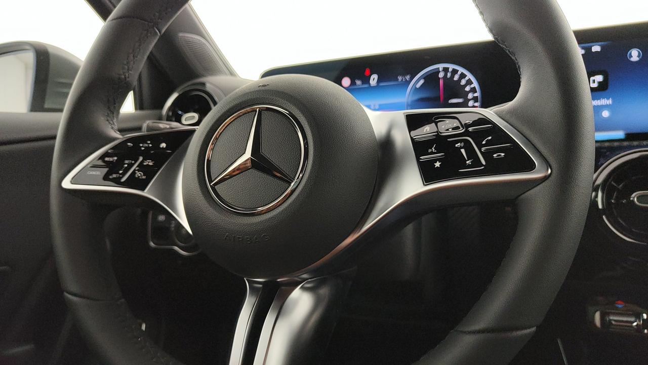 Mercedes-Benz A 250 e con tecnologia ibrida EQ