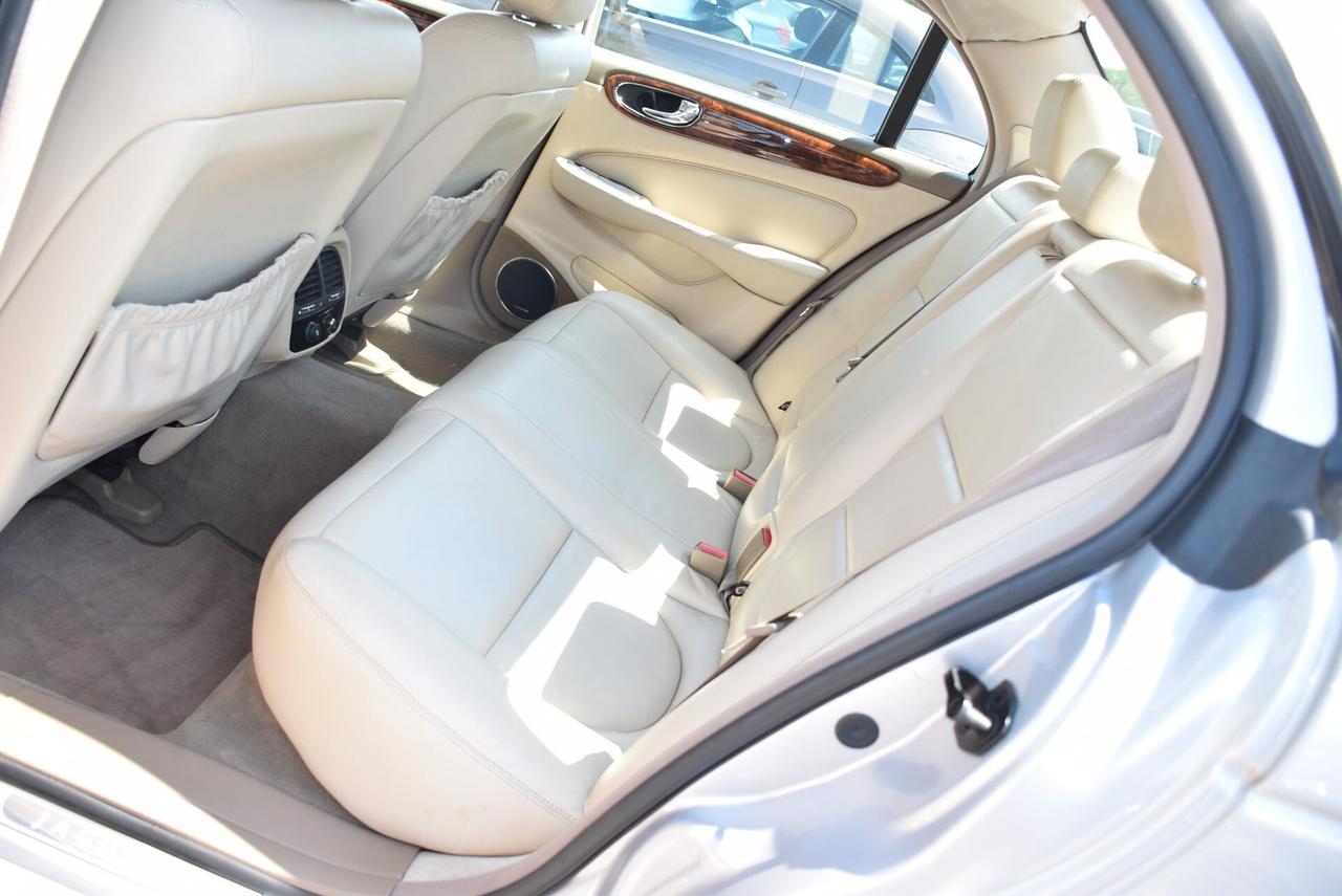 Jaguar XJ 4.2 V8 298CV AUT. NAVI PELLE SENSORI CRUISE BT Executive