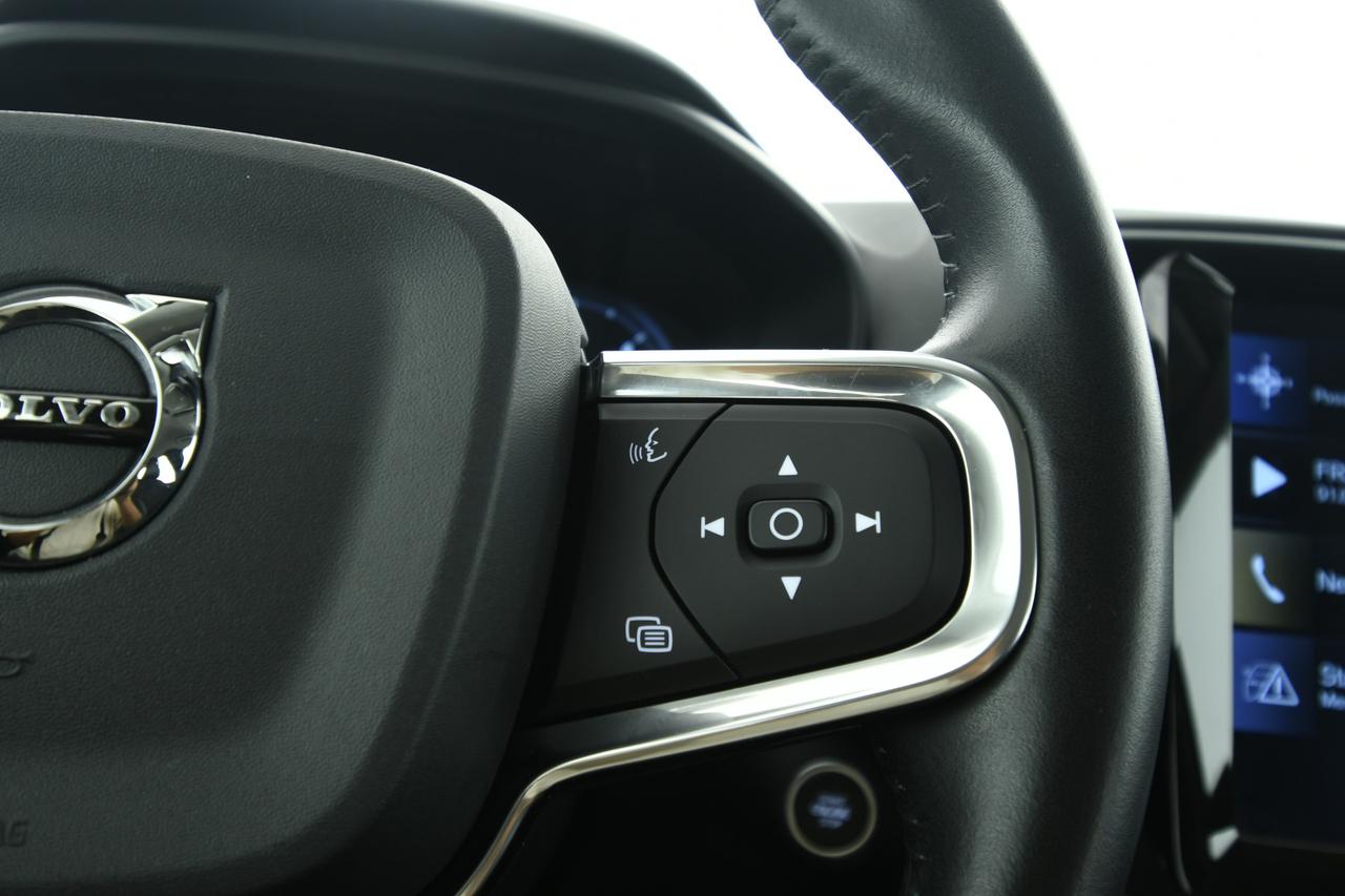 VOLVO XC40 2.0 d4 Momentum awd geartronic PELLE+LED+C19"