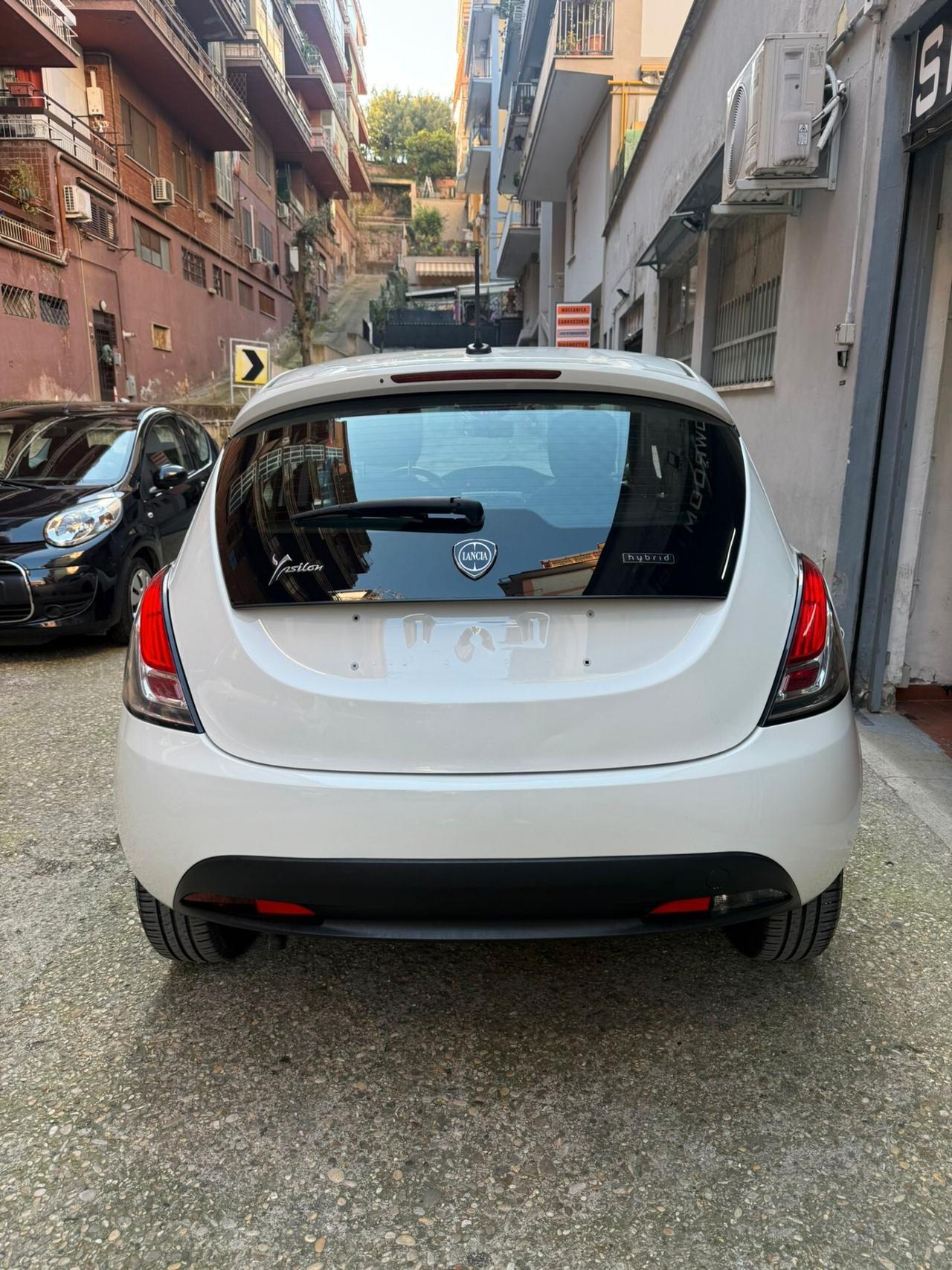 Lancia Ypsilon 1.0 FireFly 5 porte S&S Hybrid Ecochic Silver