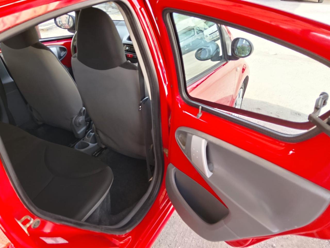 Toyota Aygo 1.0 km 75.000 unipro 2010 Leggi