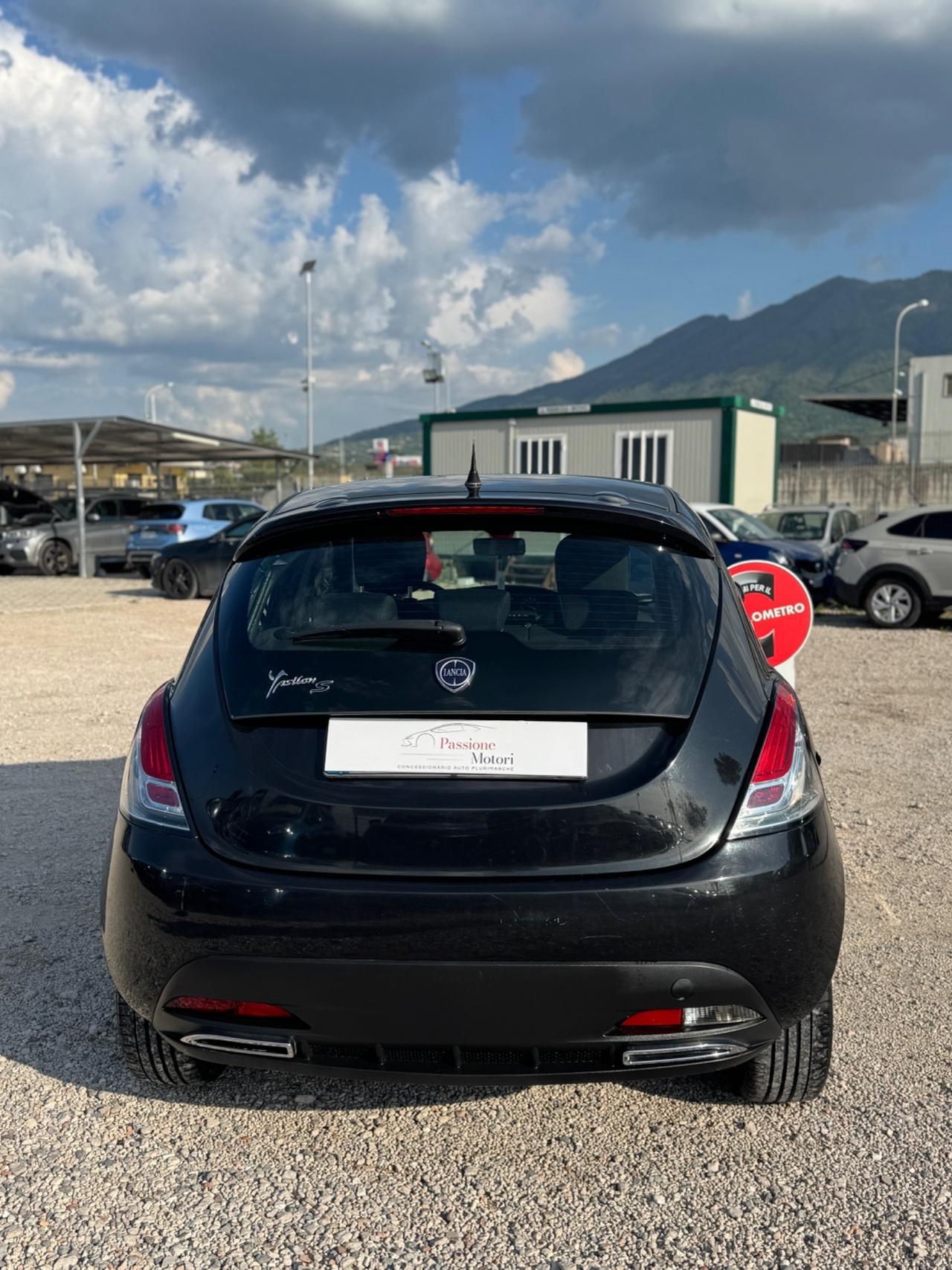 Lancia Ypsilon 1.2 69 CV 5 porte GPL Momo design