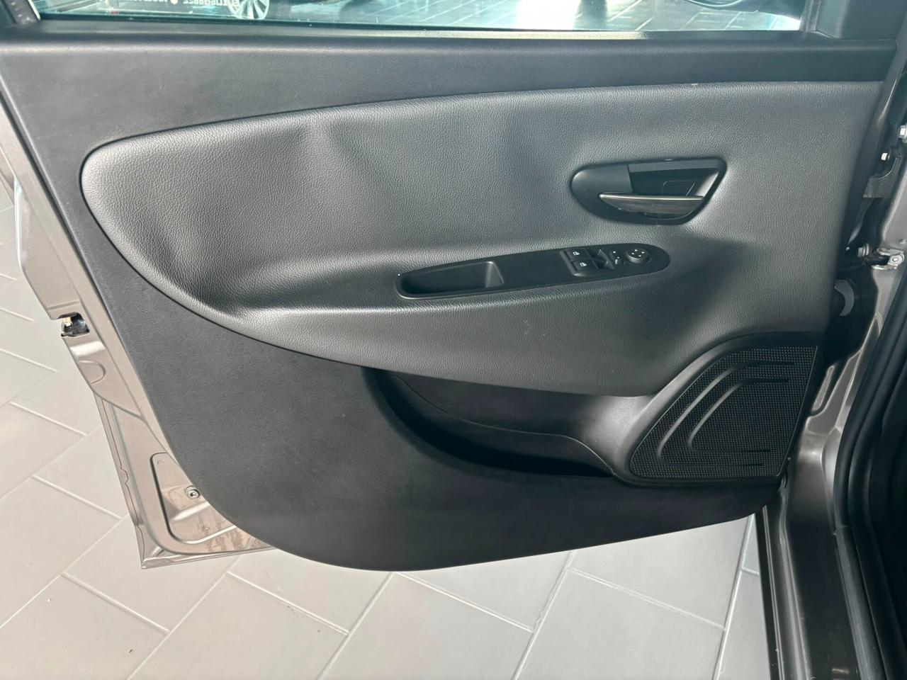 Lancia Ypsilon 0.9 TwinAir 85 CV 5 porte Metano Ecochic Gold