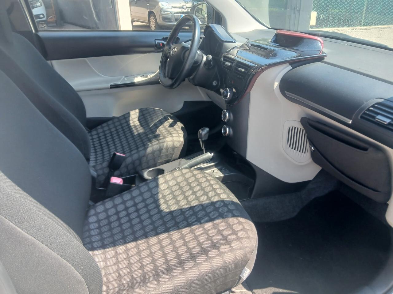 Toyota iQ 1.0 CVT Loung 4 POSTI
