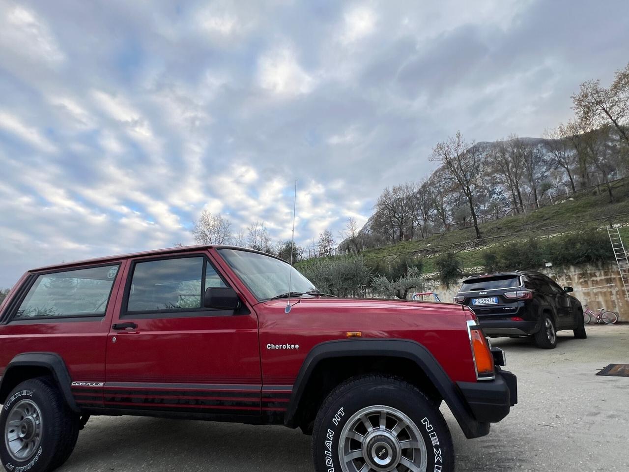 Jeep Cherokee 2.1 turbodiesel 3 porte posti2