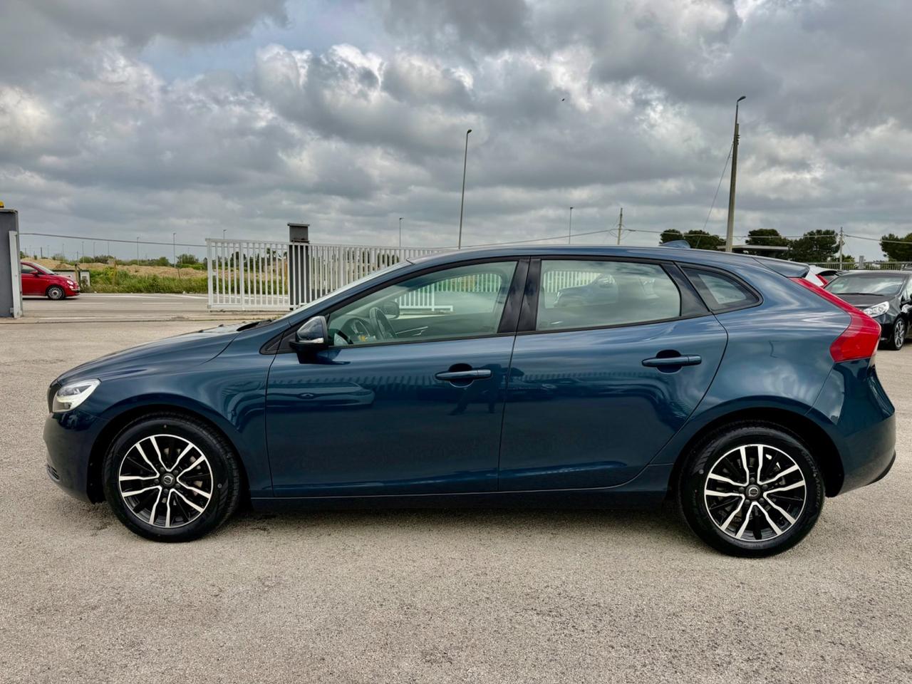 VOLVO V40 2.0D D2 120CV MANUALE FULL LED MY17