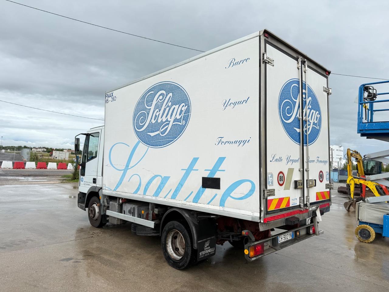 Autocarro IVECO 75E15 isotermico con frigo