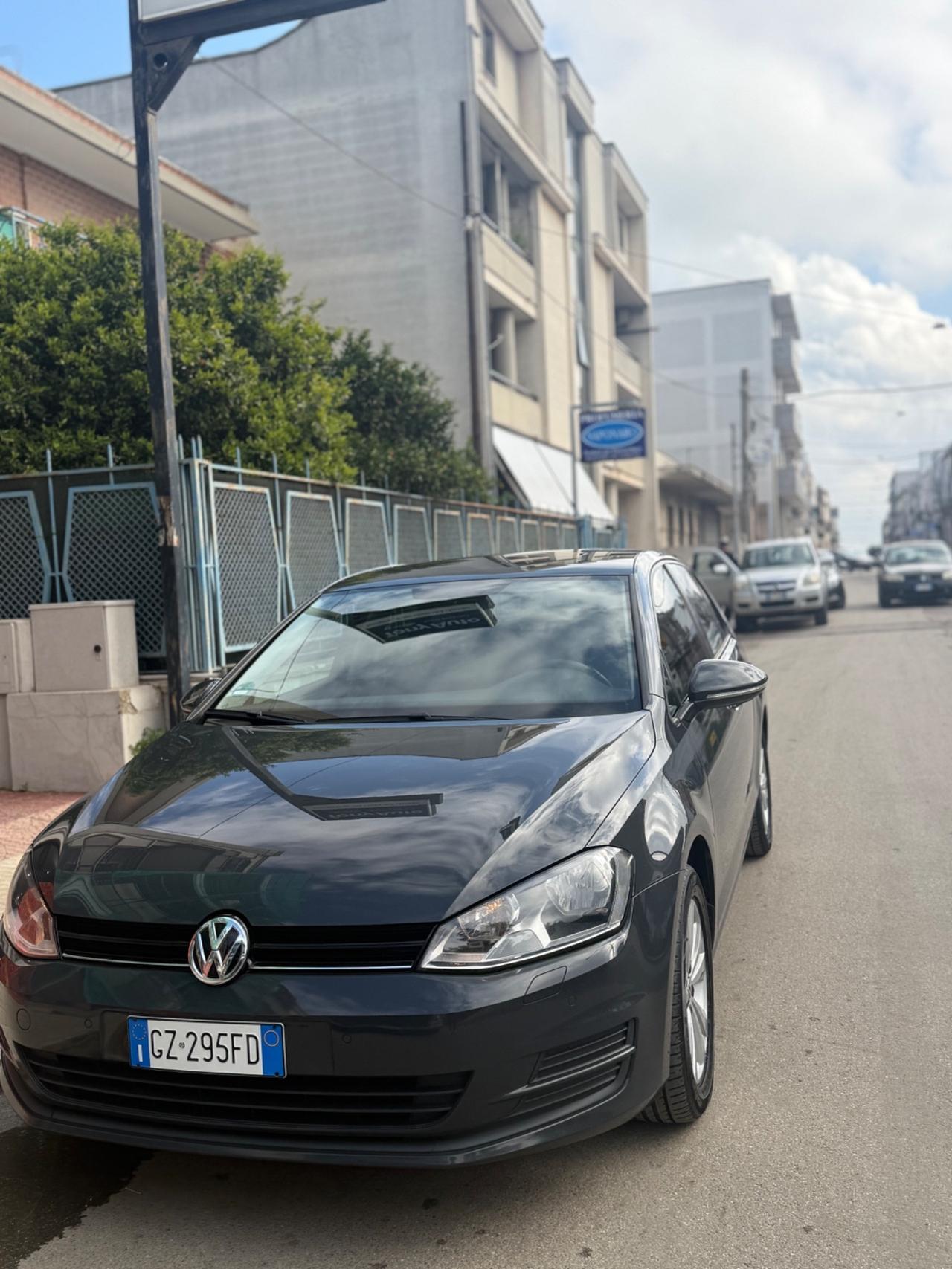 Volkswagen Golf 5p 1.6 tdi 110cv NAVI,APP CONNECT,SEDILI RISCALD.ATISENSORI DI PARCHEGGIO,DISTRIBUZIONE FATTA 10/25