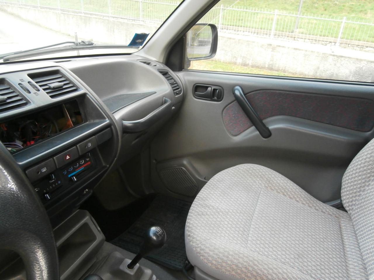 Nissan Terrano II 2.7 Autocarro 3 porte Leggi testo