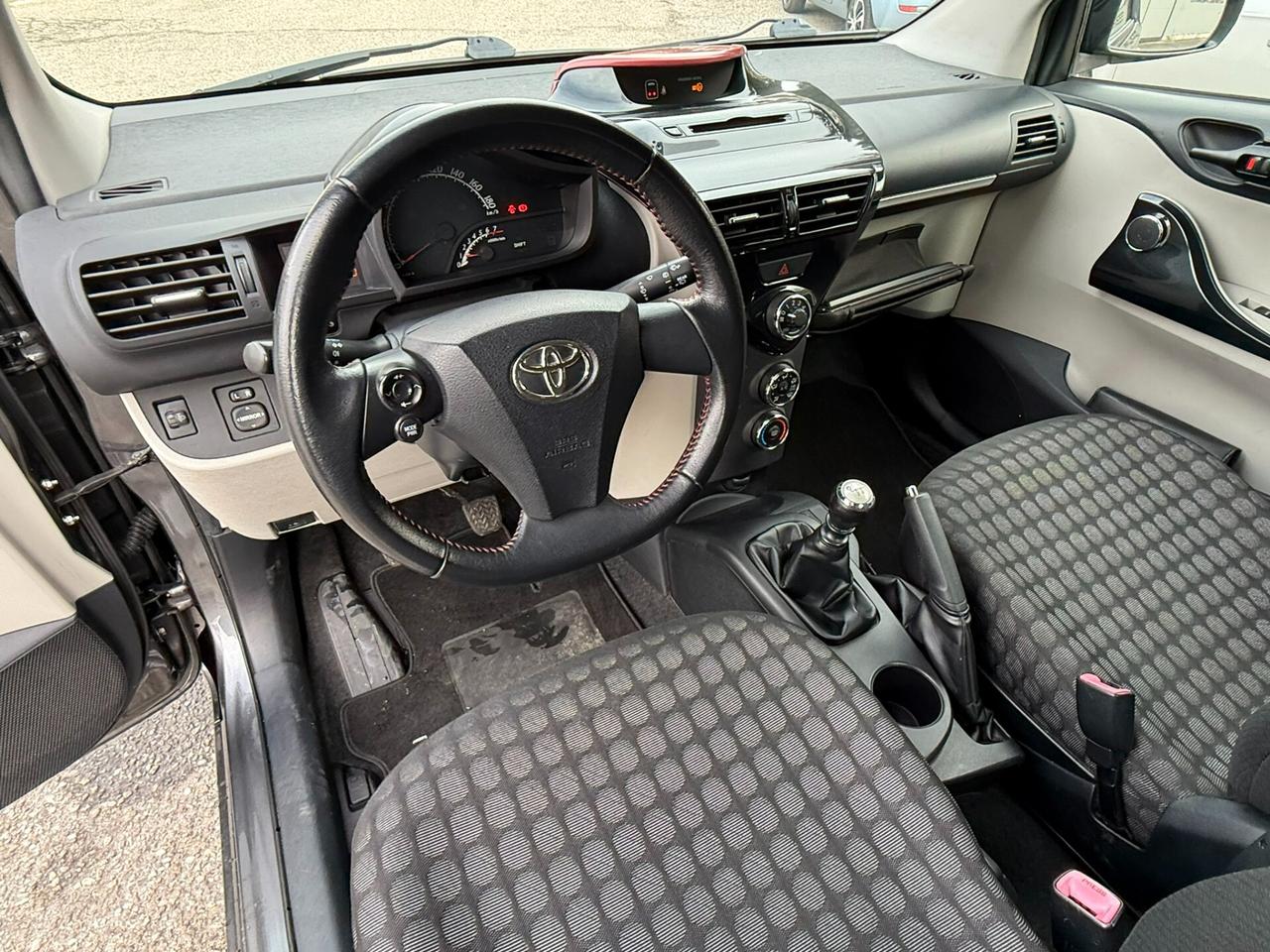 Toyota iQ 1.0 Lounge 4 Posti