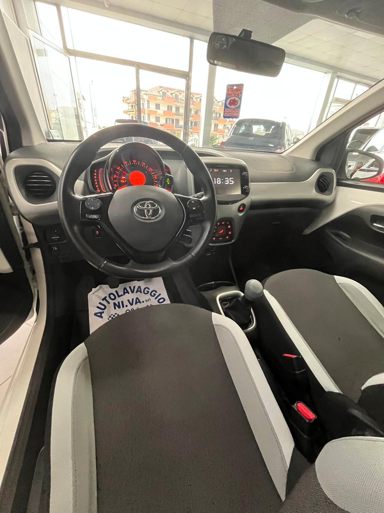 Toyota Aygo 1.0 VVT-i 69 CV 5 porte x-black