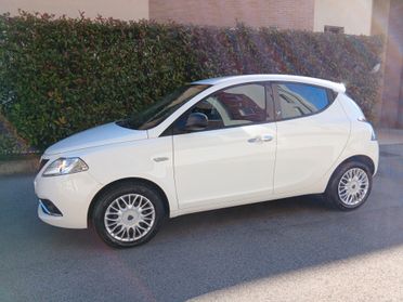 Lancia Ypsilon 1.2 69 CV 5 porte Silver tua a € 185 mese