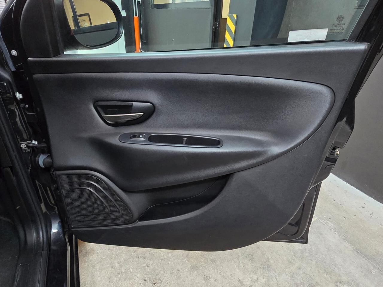 Lancia Ypsilon SeS Silver