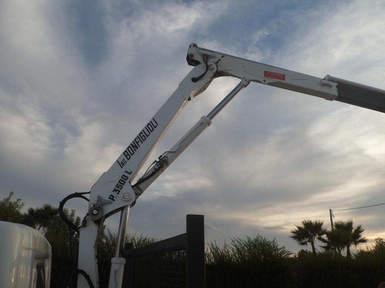 Nissan cabstar cassone con gru