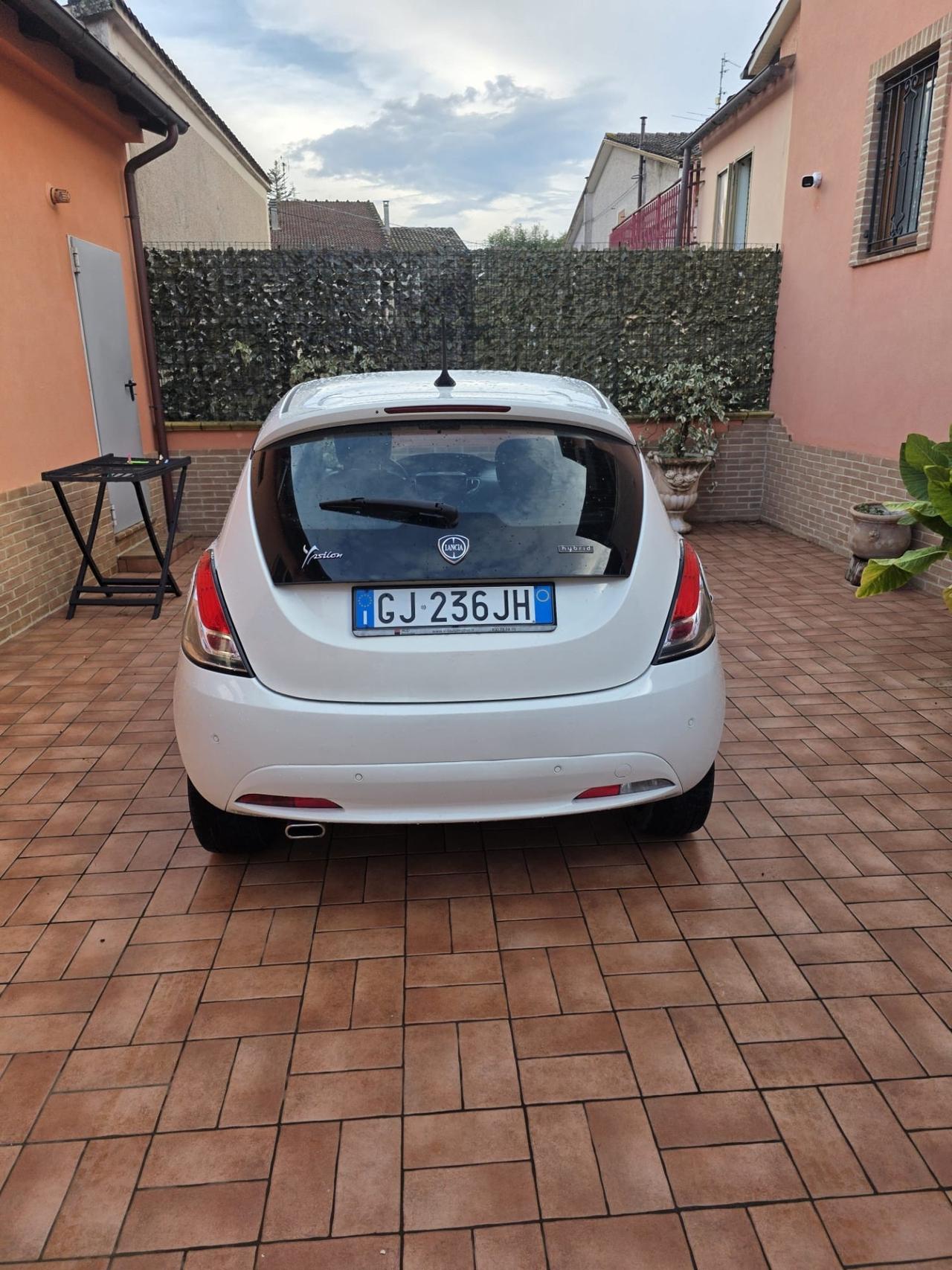 Lancia Ypsilon 1.0 FireFly 5 porte S&S Hybrid Ecochic Gold