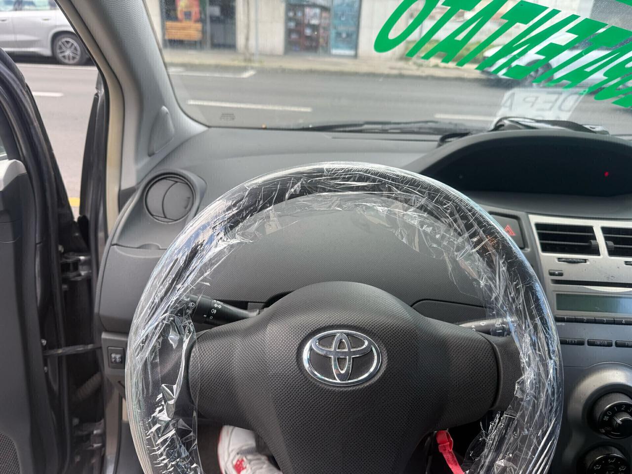Toyota Yaris 1.0 BENZINA - 5 porte - NEOPATENTATO