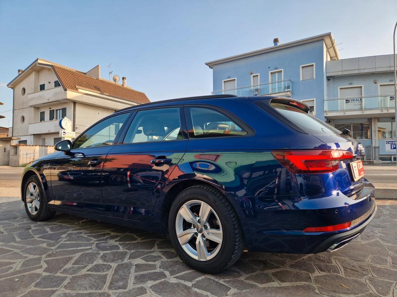 Audi A4 Avant 30 TDI S tronic S line edition