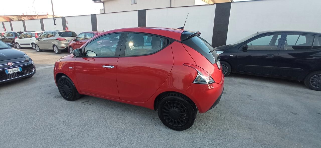 Lancia Ypsilon 1.0 Hybrid