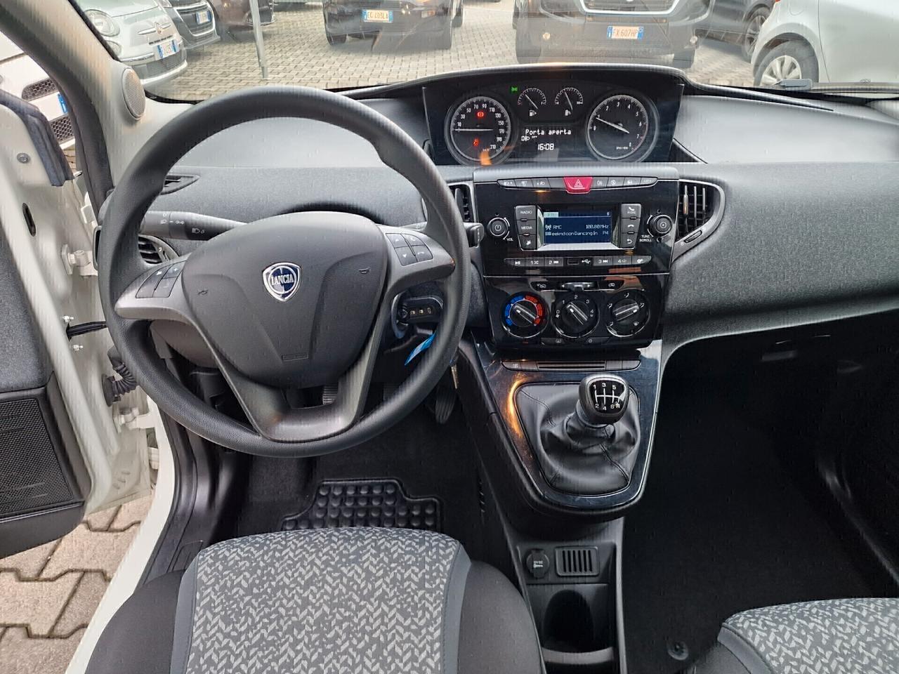 Lancia Ypsilon 1.0 FireFly S&S Hybrid Ecochic Silver