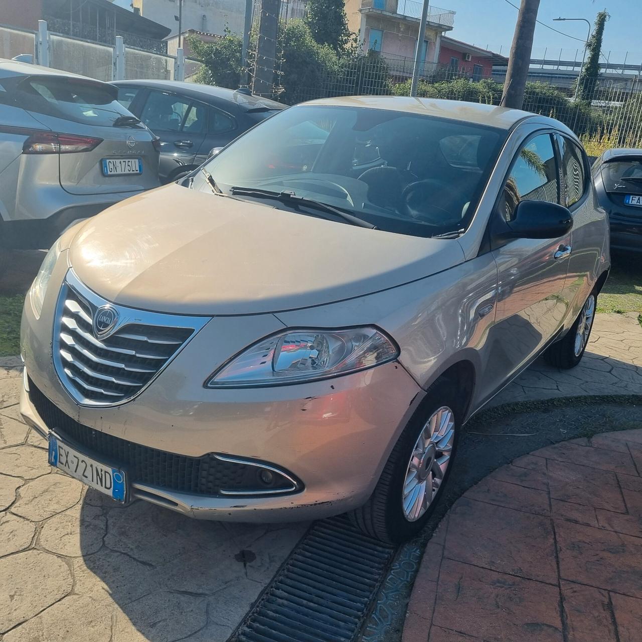 Lancia Ypsilon 0.9 TwinAir 85 CV 5 porte Metano Ecochic Silver