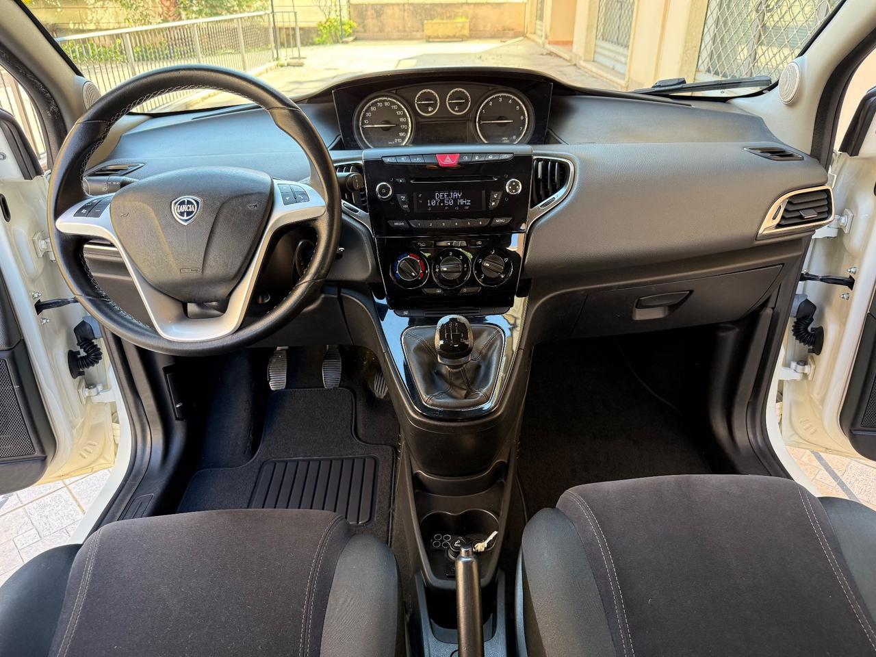 Lancia Ypsilon 0.9 TwinAir 85 CV 5 porte Metano Ecochic Silver