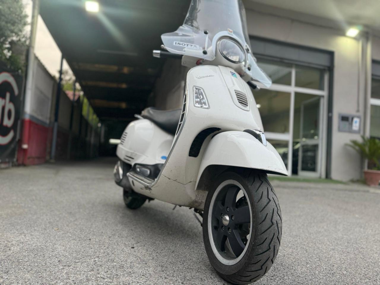 VESPA GTS 300 SUPER GARANTITA 12 MESI