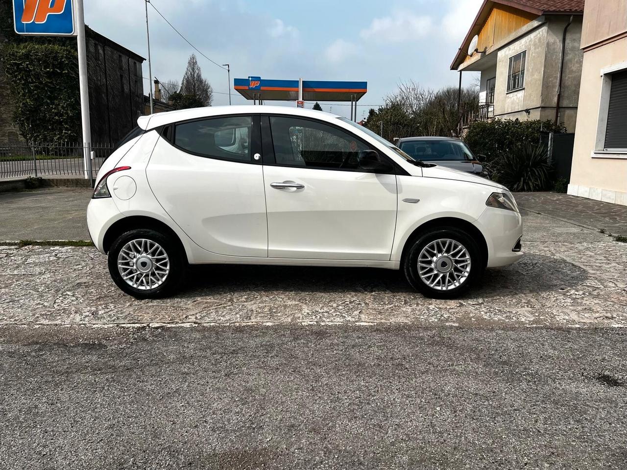 Lancia Ypsilon 0.9 TwinAir 85 CV 5 porte Metano Ecochic Platinum