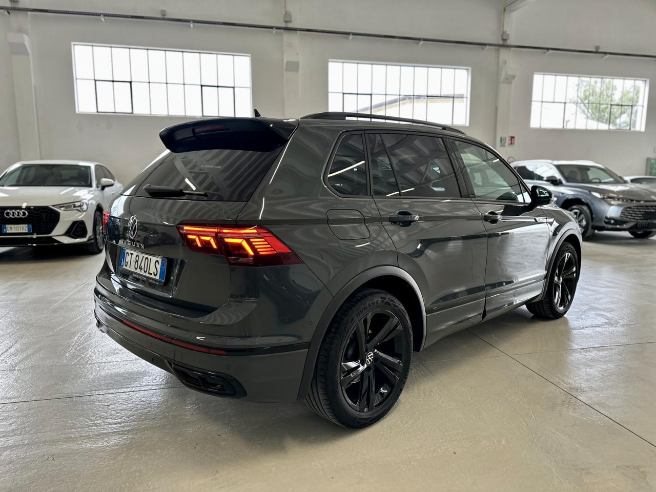Volkswagen Tiguan 2.0 tdi R-Line 150cv DSG + Fari Matrix Service VW