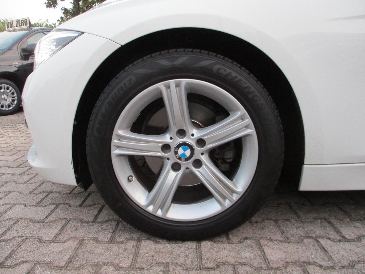 BMW 320 d Touring xdrive Luxury auto CarPlay/LED/Navi