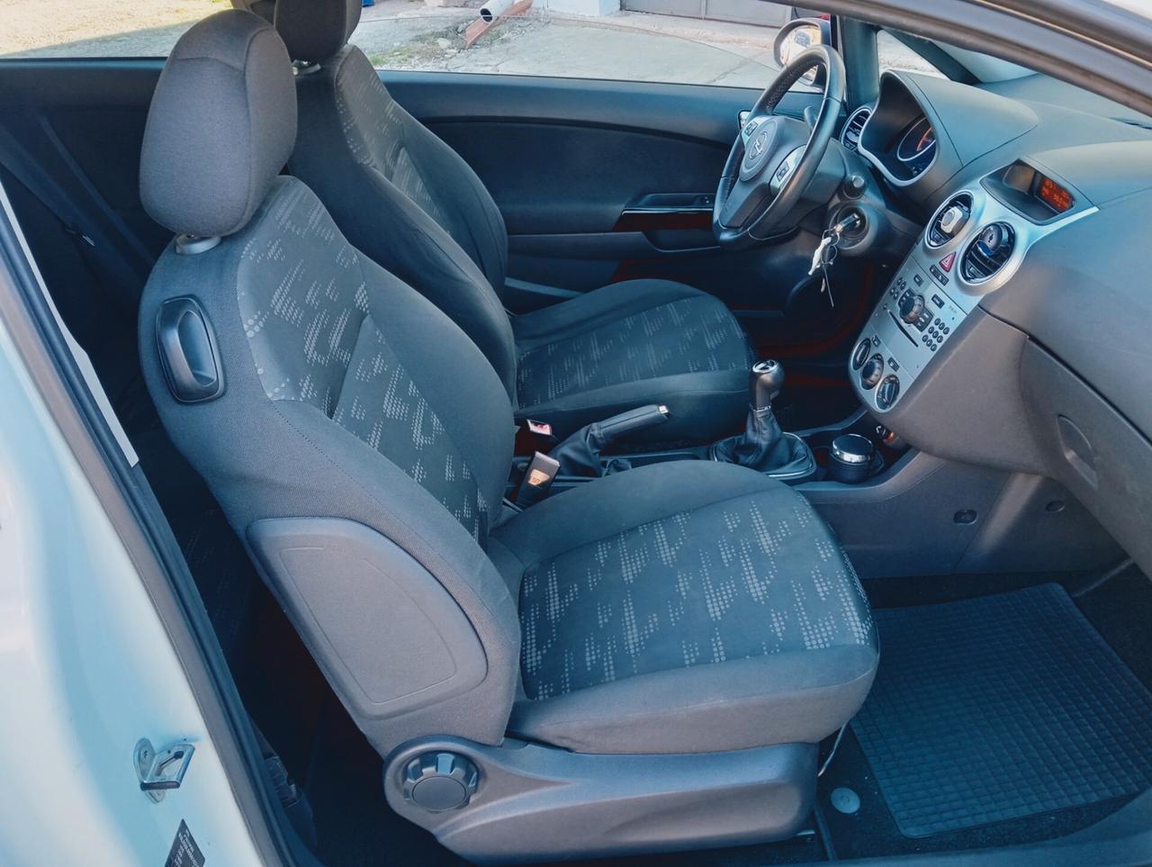 Opel Corsa 1.2 3 porte b-color