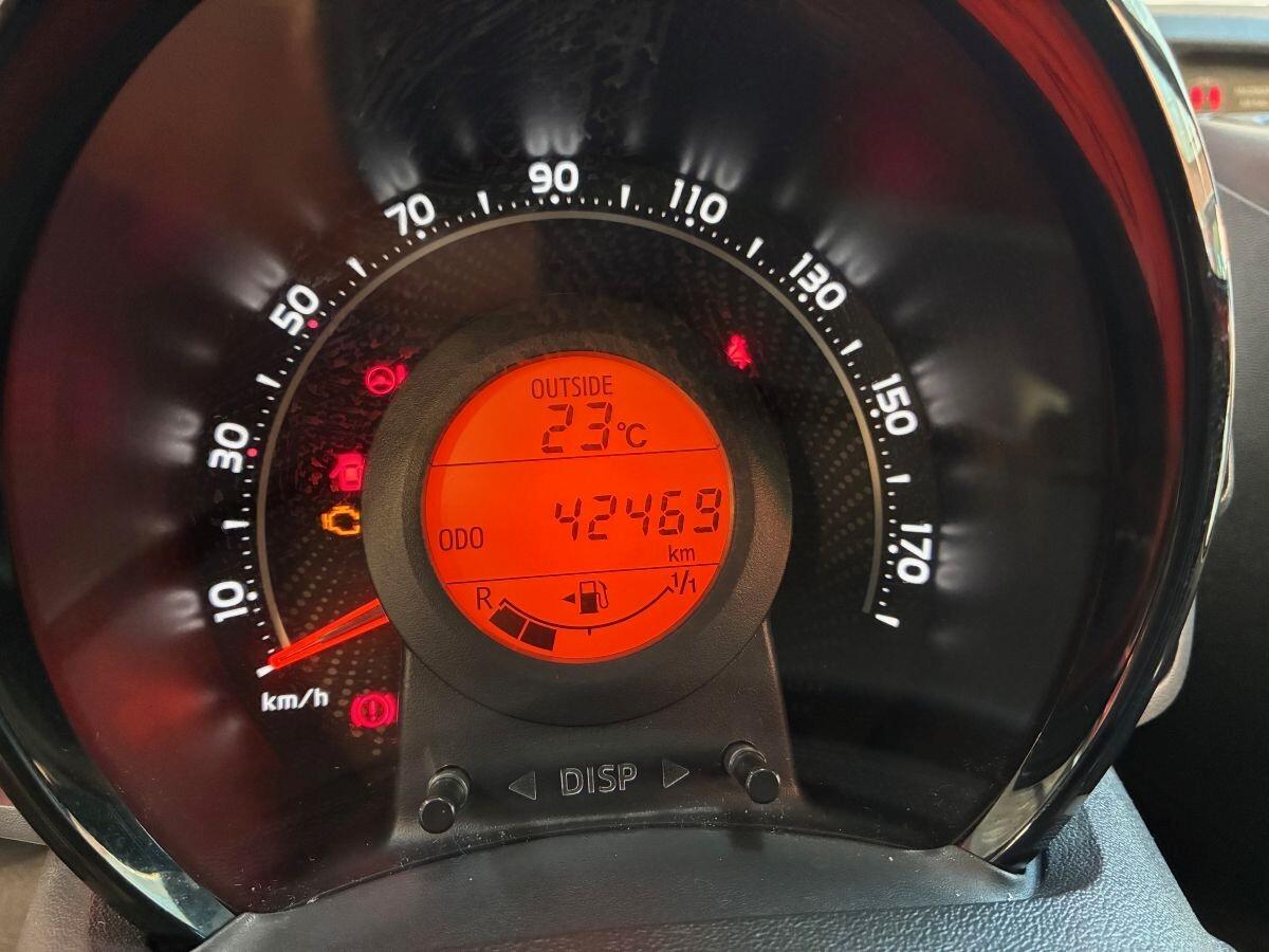 Toyota Aygo Connect 1.0 VVT-i 72 CV 5 porte x-clusiv red style