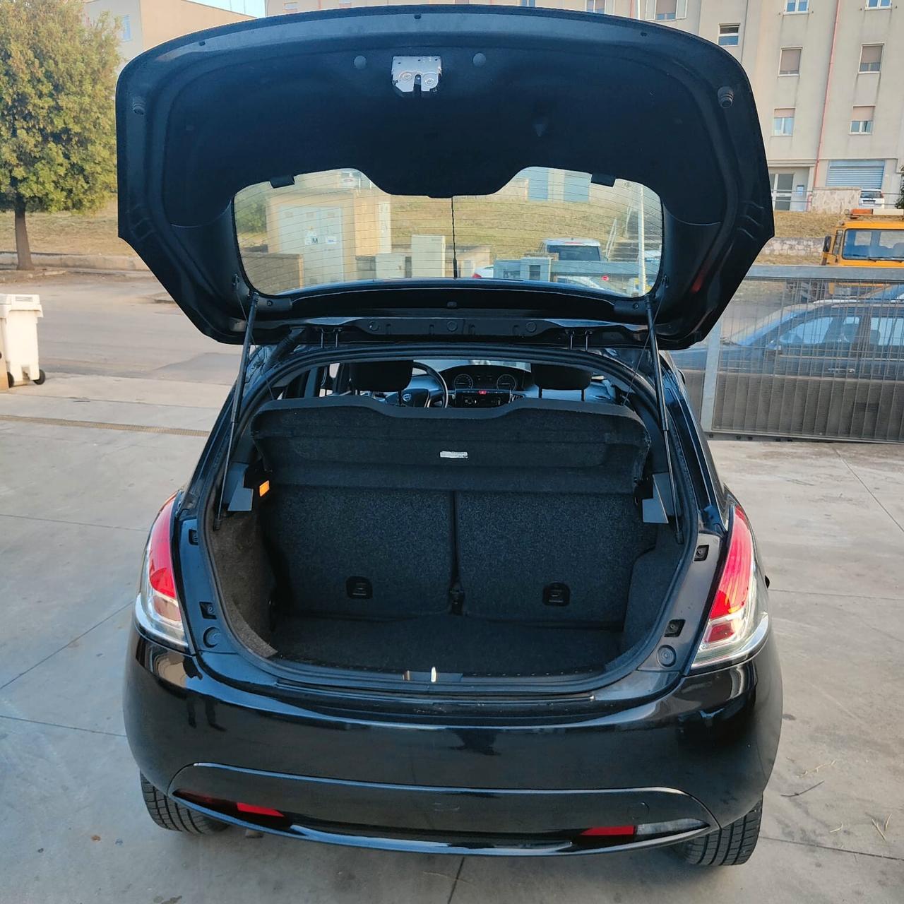 Lancia Ypsilon 1.2 69 CV 5 porte GPL Ecochic Silver