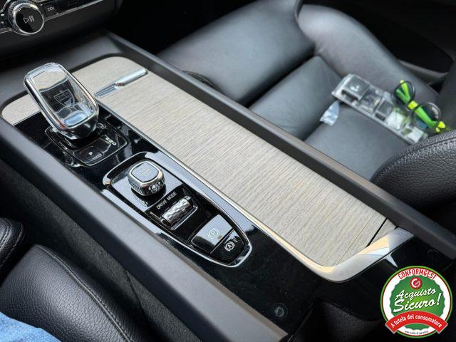 VOLVO XC60 B4 (d) AWD Inscription R.L.19" Sedili Pelle
