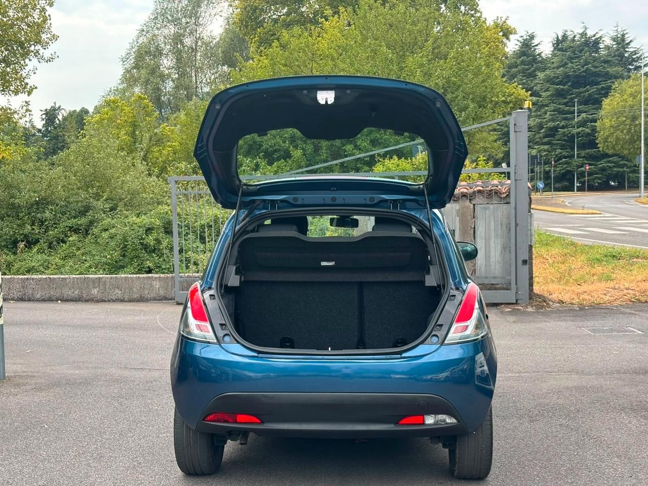 Lancia Ypsilon 1.0 FireFly 5 porte S&S Hybrid Silver