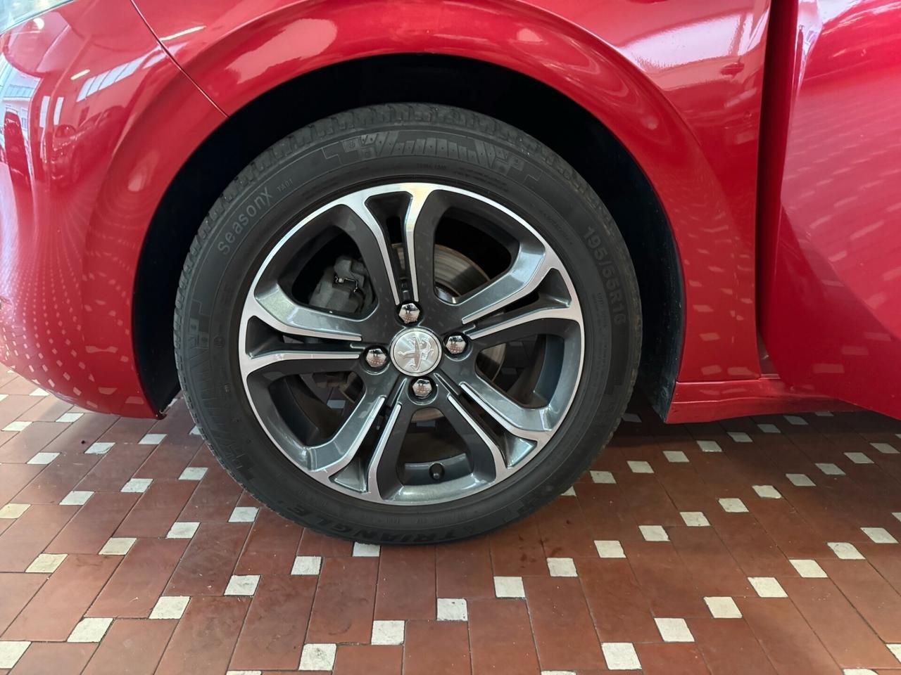Peugeot 208 PureTech 82 5 porte Allure - IDEALE PER NEOPATENTATI