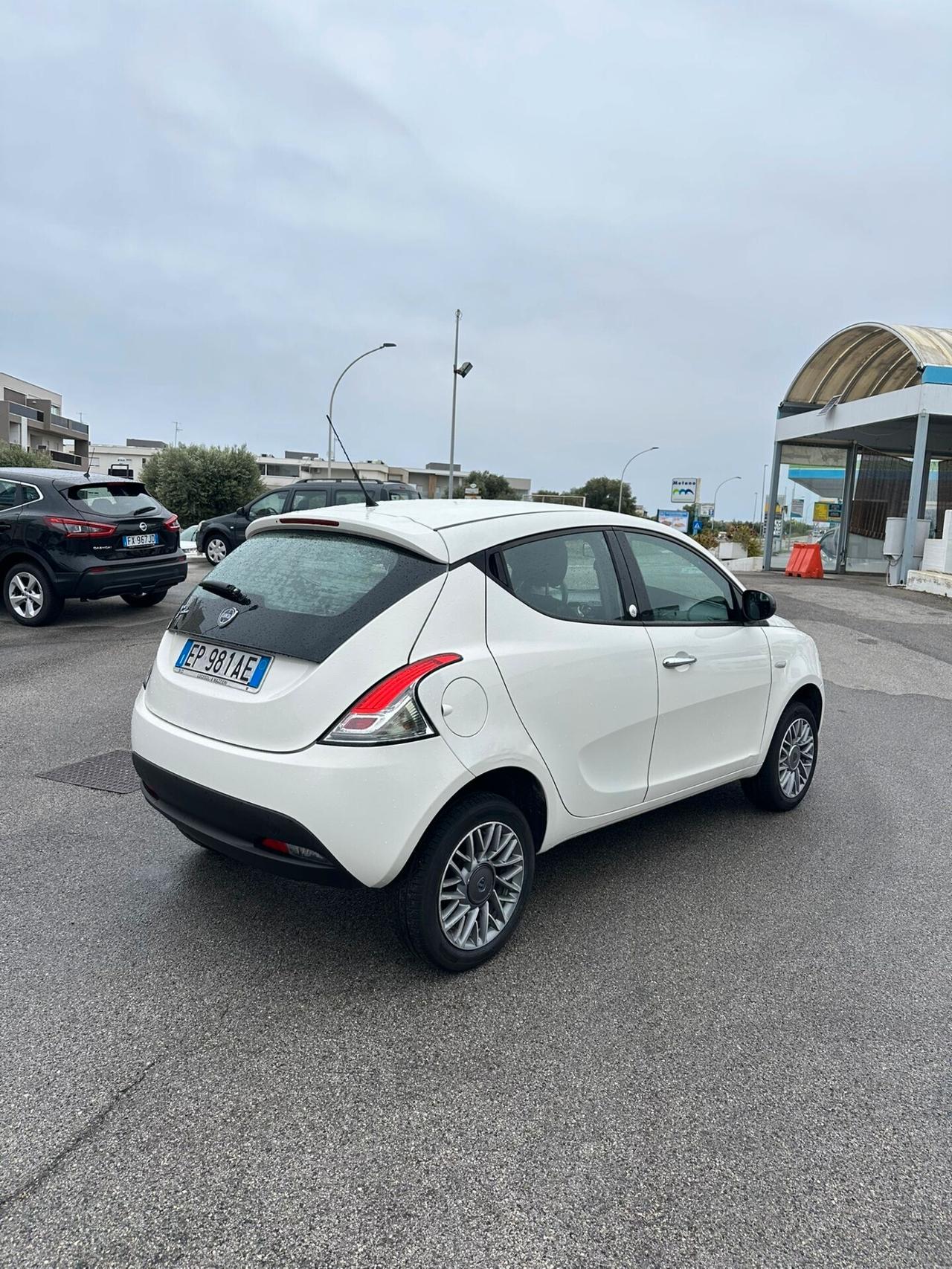 Lancia Ypsilon 0.9 TwinAir 85 CV 5 porte Metano Ecochic Gold NEOPATENTATI