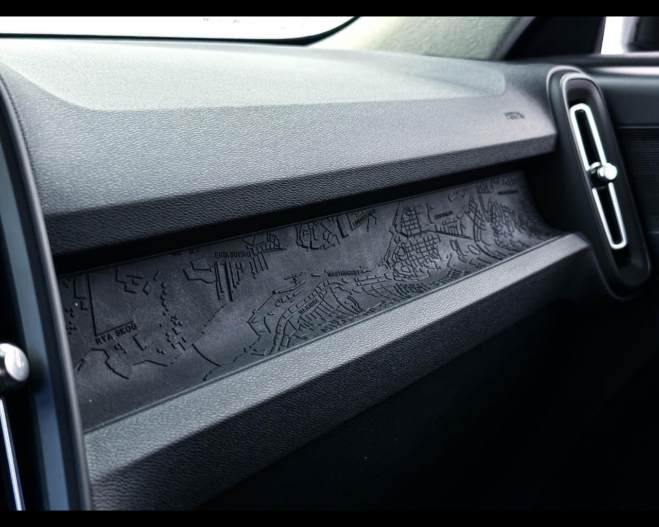 VOLVO XC40 T2 Momentum Core