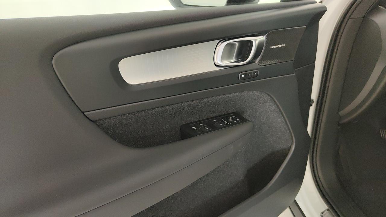 VOLVO XC40 2.0 b3 Plus Dark auto
