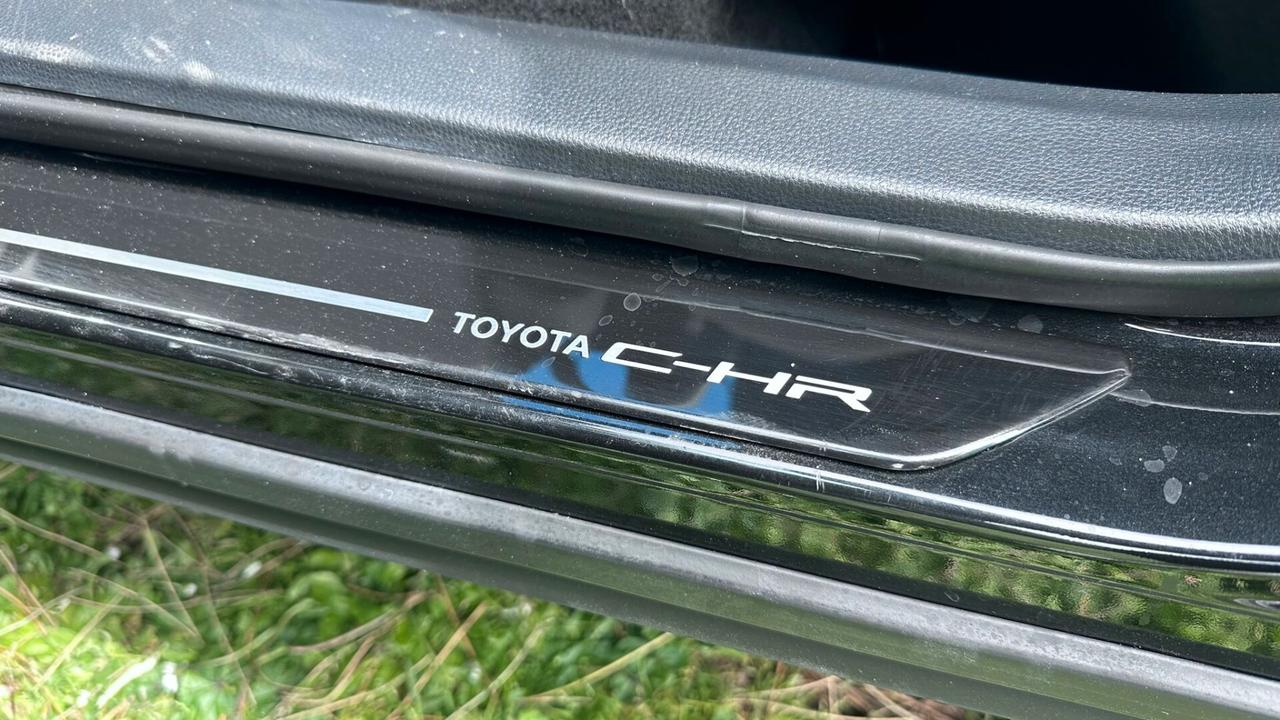 Toyota C-HR 1.8 HV Active 2024 solo 5.500KM PERFETTA leggi testo