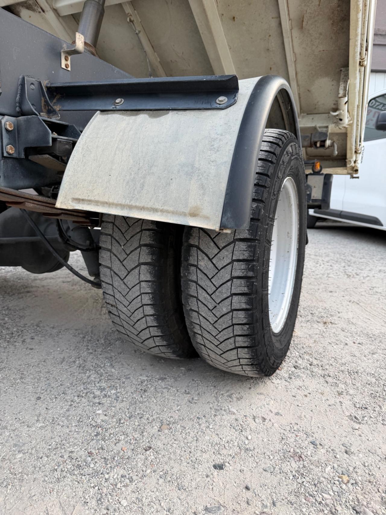 Iveco Daily ribaltabile con gru