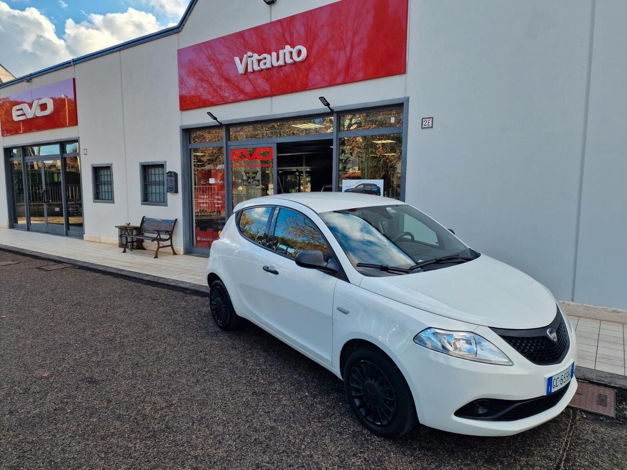 Lancia Ypsilon 1.0 FireFly 5 porte S&S Hybrid Ecochic Silver