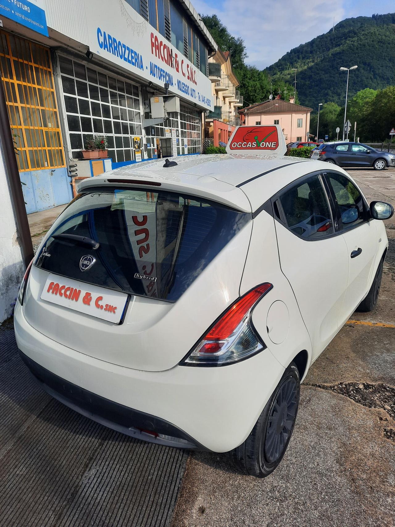 Lancia Ypsilon 1.0 FireFly 5 porte S&S Hybrid Ecochic Silver